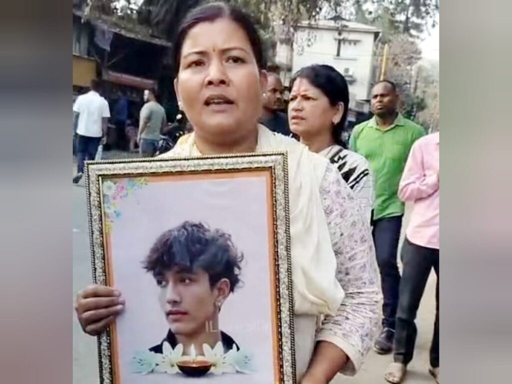 सिलगढ़ी न्यायालयमा पीड़ित परिवारको प्रदर्शन