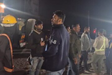 दार्जिलिङ मोरमा आरओबी निर्माणको लागि ३ घण्टा रेल ब्लक लगाइएको छ, गर्डरहरू बिछ्याइँदै छन्