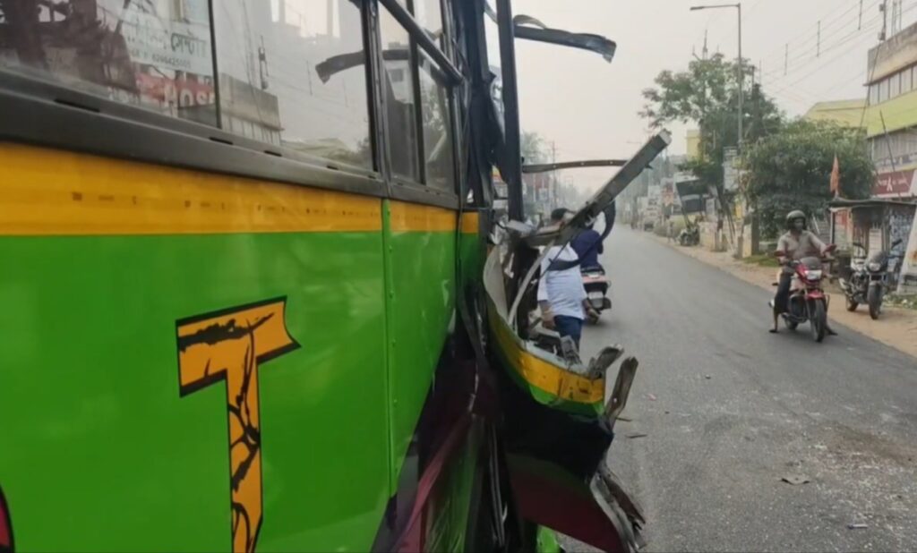 पूर्वा मेदिनीपुरको कोलाघाटमा बस र औषधिले भरिएको लरीबीच ठक्कर, ५ यात्रु घाइते