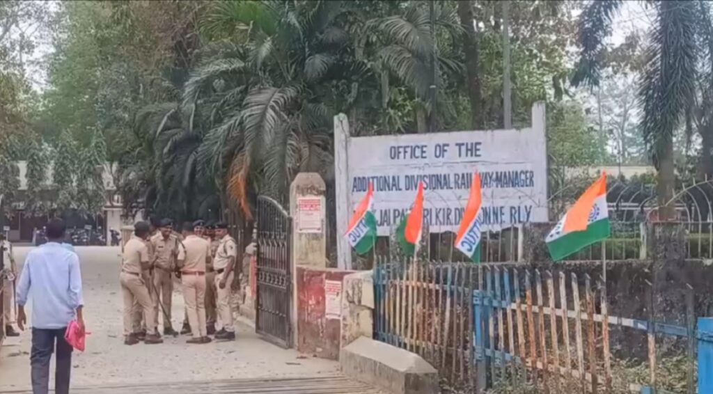 फेरीवालाहरूको उत्पीडनको विरुद्ध एडीआरएम कार्यालयमा विरोध प्रदर्शन, रेलवे प्रशासनलाई ठूलो आन्दोलनको चेतावनी