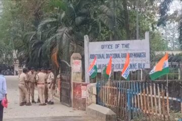 फेरीवालाहरूको उत्पीडनको विरुद्ध एडीआरएम कार्यालयमा विरोध प्रदर्शन, रेलवे प्रशासनलाई ठूलो आन्दोलनको चेतावनी