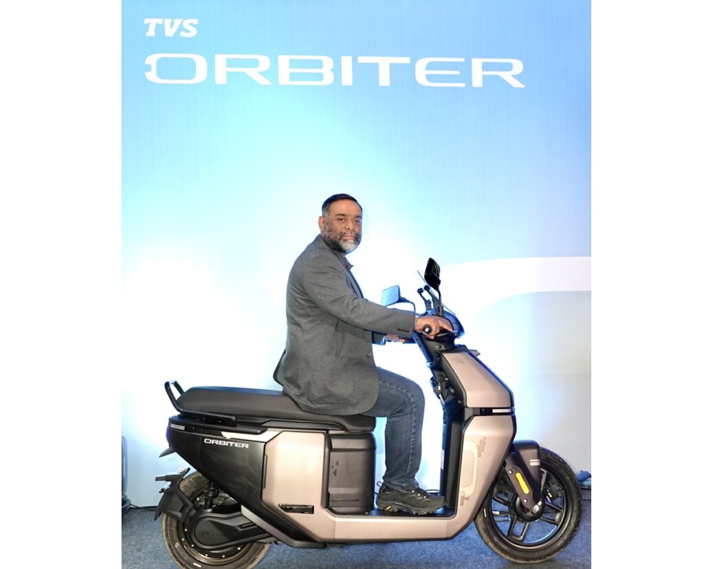TVS ले Orbiter V1 इलेक्ट्रिक स्कुटर लन्च गर्‍यो; नयाँ ब्याट्री सब्सक्रिप्शन मोडेलको साथ मूल्यहरू रु ४९,९९९ बाट सुरु हुन्छ