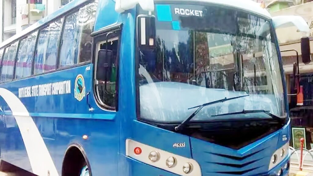 खुल्ला आकाशमुनि थन्किएका भोल्भो बसहरू