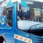 खुल्ला आकाशमुनि थन्किएका भोल्भो बसहरू