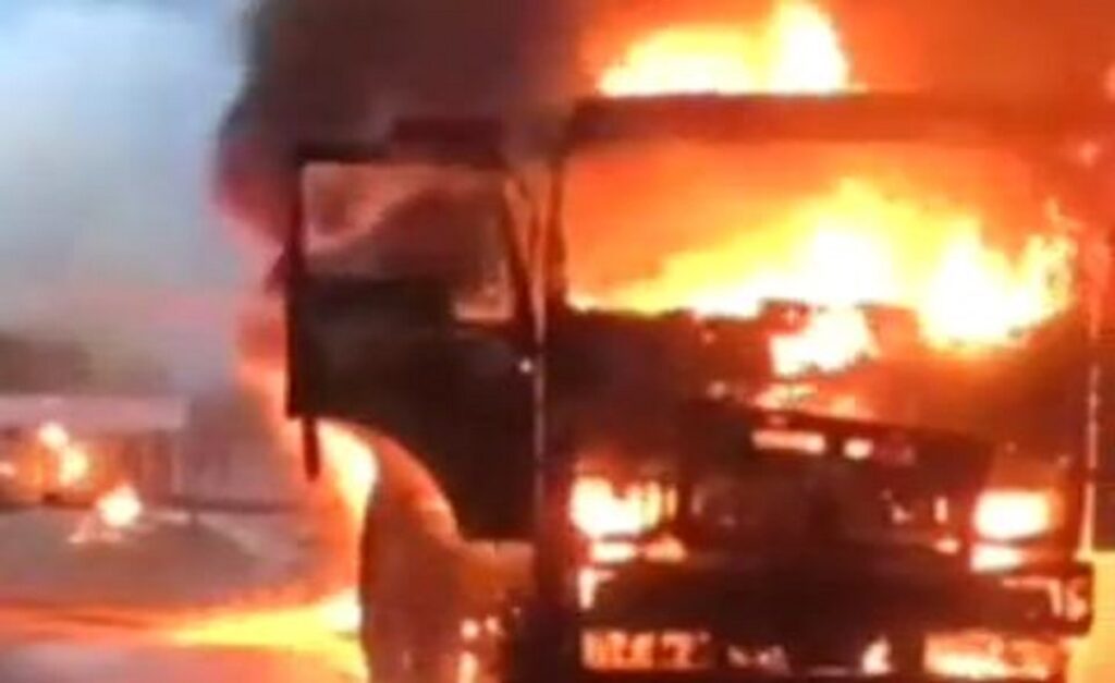 एम्बुलेन्स–ट्रेलरको ठक्करमा भीषण आगलागी