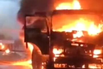 एम्बुलेन्स–ट्रेलरको ठक्करमा भीषण आगलागी