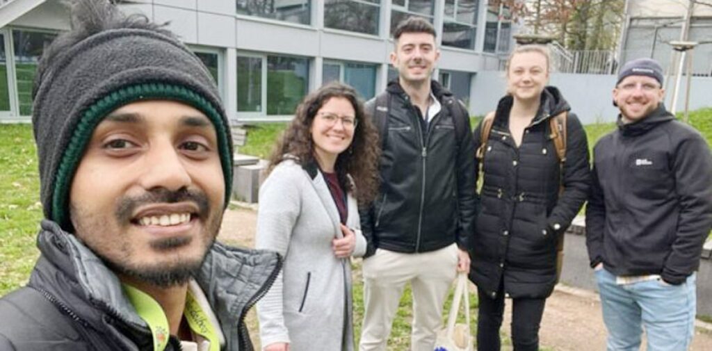 ओमिक्रोनको रहस्य उजागर गर्न विश्व मञ्चमा बानरहाटका युवा