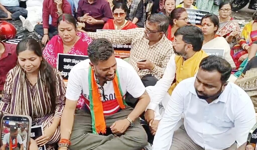 चुनाउ प्रचार बन्द गरेर धर्नामा शङ्कर घोष