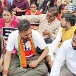 चुनाउ प्रचार बन्द गरेर धर्नामा शङ्कर घोष