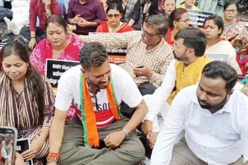 चुनाउ प्रचार बन्द गरेर धर्नामा शङ्कर घोष