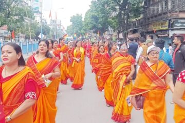 शोभा यात्रामा तृणमूल-भाजपा उम्मेद्वार