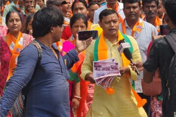 मतिगडा-नक्सलबारीमा चुनावी अभियान सुरु: पत्थरघाटा काली मन्दिरमा प्रार्थना गरेपछि भाजपा उम्मेदवार आनन्दमय बर्मनको जनसम्पर्क अभियान