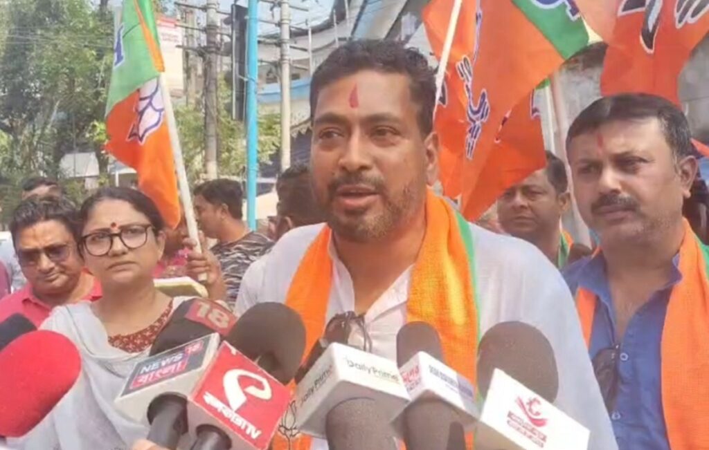 सिलिगुडीमा चुनावी युद्ध: शंकर घोषले व्यापारीहरूलाई गीता प्रस्तुत गरेर प्रचार सुरु गरे, मेयर गौतम देवसँग कडा प्रतिस्पर्धा हुने अपेक्षा