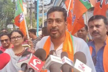 सिलिगुडीमा चुनावी युद्ध: शंकर घोषले व्यापारीहरूलाई गीता प्रस्तुत गरेर प्रचार सुरु गरे, मेयर गौतम देवसँग कडा प्रतिस्पर्धा हुने अपेक्षा