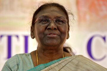 राष्ट्रपति द्रौपदी मुर्मु सन्थालहरूको अन्तर्राष्ट्रिय सम्मेलनमा भाग लिन सिलगढी आइपुग्नुभयो