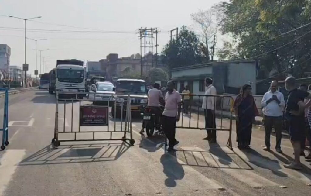 दुर्गापुरमा पानी संकट: प्रहरी र तृणमूल कांग्रेस नेतालाई घेरेर जनताको विरोध, पश्चिम बंगालको दुर्गापुर राज्य राजमार्ग अवरुद्ध