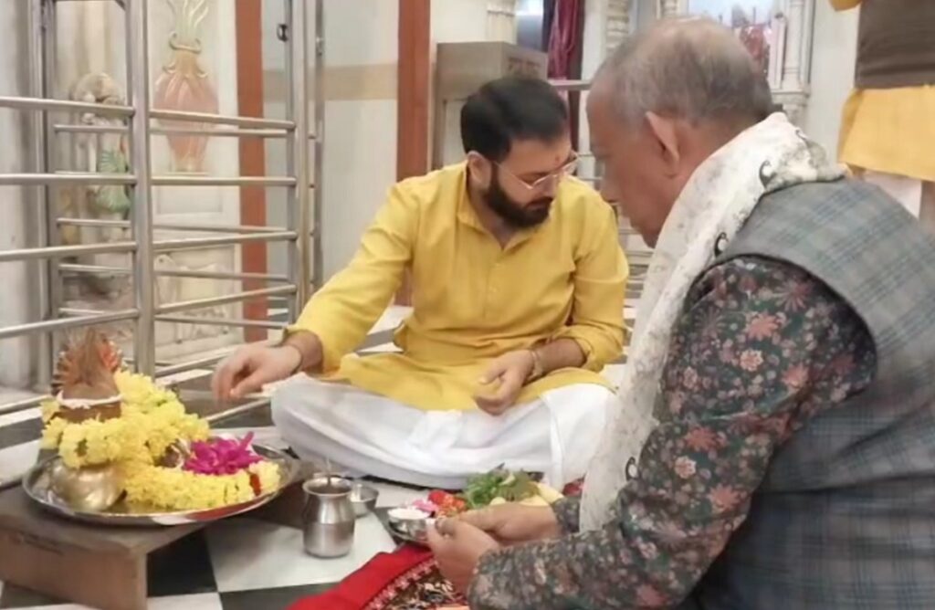 मतदानको मिति घोषणा हुनुभन्दा अगाडि नै मेयर गौतम देवले मन्दिरहरूमा प्रार्थना गरिरहेका छन्