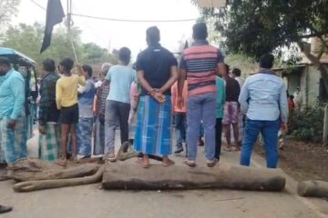 मतदाता सूचीबाट आफ्नो नाम हटाइएपछि गाउँलेहरूको आक्रोश, राज्य सडकमा रहेको रूख ढालेर विशाल विरोध प्रदर्शन