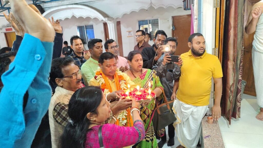 मतिगढा-नक्सलबारी: भाजपा उम्मेदवार आनन्दमय बर्मनले इस्कन मन्दिरमा प्रार्थना गरे, सघन सम्पर्क अभियान सुरु गरे