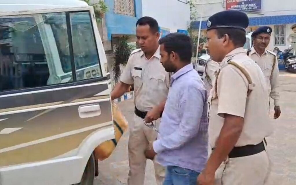 मुर्शिदाबादमा दुईवटा हतियार र तीनवटा जीवित कारतूससहित युवक पक्राउ; मालदा समसेरगंज