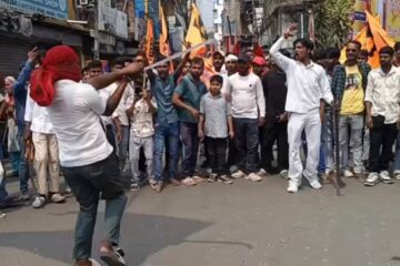 मालदा: भाजपा उम्मेदवार अमलन भादुरीको उपस्थितिमा राम नवमी जुलुसमा हतियार प्रदर्शन, शक्ति प्रदर्शन