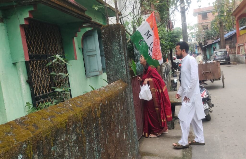 आलोक धारा शक्ति प्रदर्शनका साथ चुनावी मैदानमा प्रवेश गरे, मन्दिरमा प्रार्थना गरेर प्रचार सुरु गरे