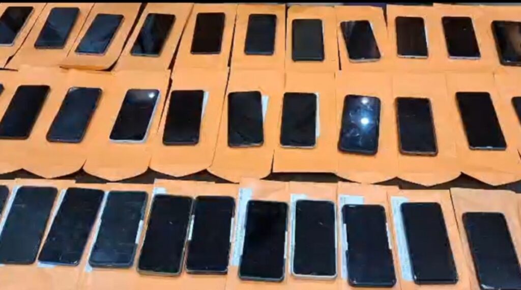 सिलगढी प्रहरीको प्रमुख सफलता: ५० हराएका मोबाइल फोनहरू बरामद गरी वास्तविक मालिकहरूलाई फिर्ता गरियो