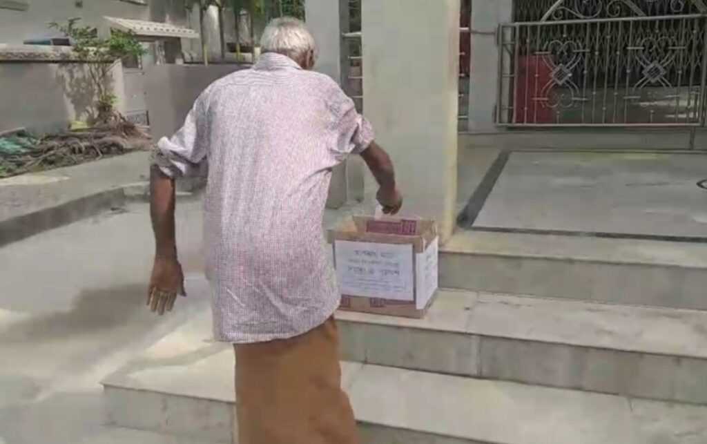 हावडा: ४०० रुपैयाँ कमाउने दैनिक ज्यालादारी गर्ने मजदुरले विधानसभा चुनावमा भाग लिएका छन्; ‘घण्टी’ ले अभिजितको प्रतीक हो, जसले गाउँमा बिजुली ल्याए