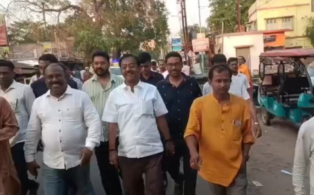 पूर्व खाद्यमन्त्री ज्योतिप्रिय मल्लिकले हातमा ममता बनर्जीको तस्वीर लिएर प्रचार गरे