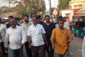 पूर्व खाद्यमन्त्री ज्योतिप्रिय मल्लिकले हातमा ममता बनर्जीको तस्वीर लिएर प्रचार गरे