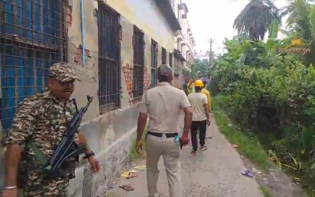 उनले केन्द्रीय सुरक्षा बलले मतदातामाथि लाठीचार्ज गरेको र क्यान्सरबाट पीडित एक महिलालाई पनि आक्रमण गरेको आरोप लगाए