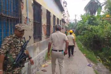 उनले केन्द्रीय सुरक्षा बलले मतदातामाथि लाठीचार्ज गरेको र क्यान्सरबाट पीडित एक महिलालाई पनि आक्रमण गरेको आरोप लगाए