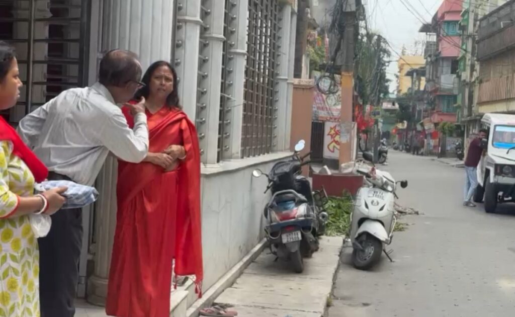 मन्दिरको प्रार्थना सेवाको क्रममा एउटा साहसिक चोरीको घटना घट्यो, जसमा महिलाको सुनको सिक्री भाग्यो