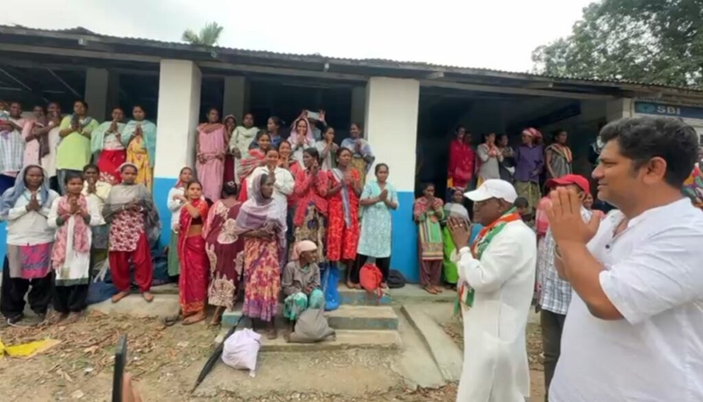 मतिगढा-नक्सलबारीका चिया बगान मजदुरहरूसँगको भेटघाटमा शंकर मालाकरले अधिकार र विकासको आश्वासन दिए