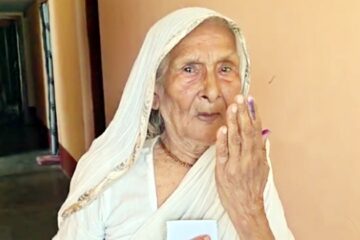 राजगञ्जमा 100 वर्षभन्दा बढ़ी उमेरकी महिलाद्वारा घरमै मतदान