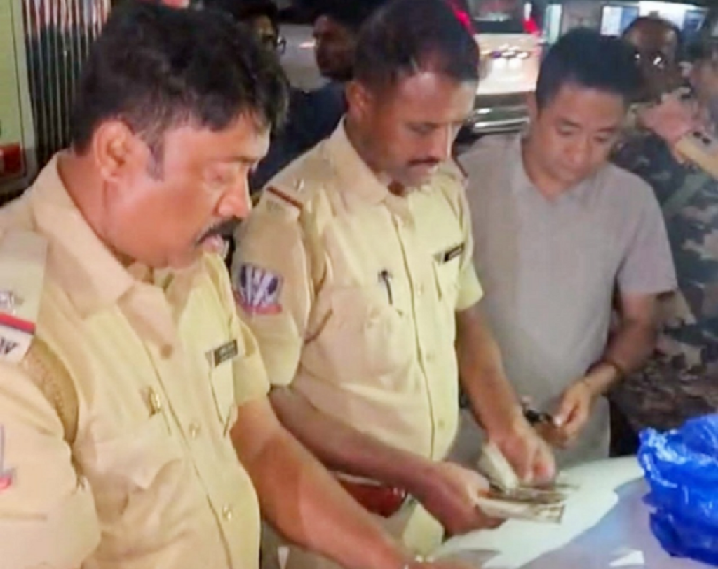 सिलगढ़ी चेकपोस्टनजिक ट्याक्सीबाट ठूलो राशि जपत