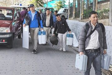आज दार्जीलिङ–पुलबजारका दुर्गम बूथतर्फ मतदान कर्मचारी प्रस्थान