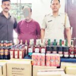 गोदाममा बाकस–बाकस मदिरा भण्डारण