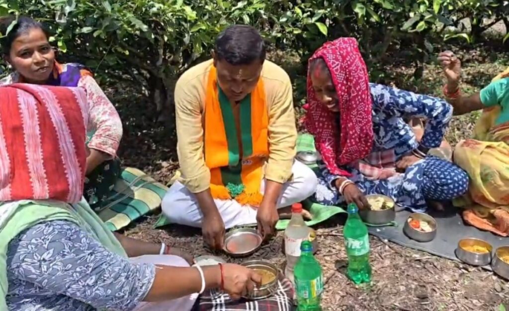 नक्सलबारी: चुनावी अभियानको क्रममा चिया मजदुरहरूसँग ‘सामुदायिक भोजन’ गरेर भाजपा उम्मेदवार आनन्दमय बर्मनले मन जिते