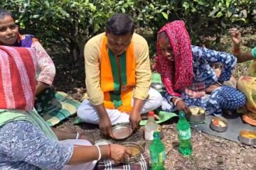 नक्सलबारी: चुनावी अभियानको क्रममा चिया मजदुरहरूसँग ‘सामुदायिक भोजन’ गरेर भाजपा उम्मेदवार आनन्दमय बर्मनले मन जिते