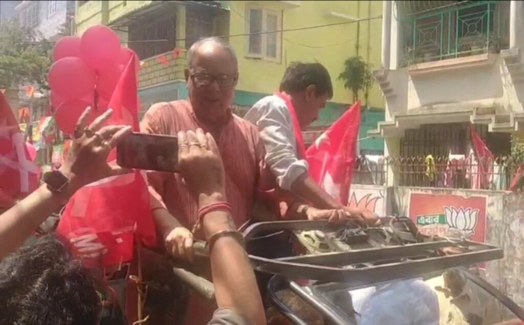 प्रमुख वामपन्थी नेताहरूसँग मिलेर सीपीआई(एम) उम्मेदवार शरदिन्दु चक्रवर्तीले आश्रमपाडामा जोशका साथ प्रचार गरे