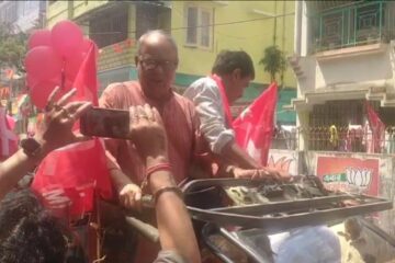 प्रमुख वामपन्थी नेताहरूसँग मिलेर सीपीआई(एम) उम्मेदवार शरदिन्दु चक्रवर्तीले आश्रमपाडामा जोशका साथ प्रचार गरे