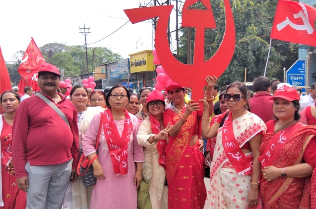 सिलगढी: शक्ति प्रदर्शनका साथ वामपन्थी उम्मेदवारहरूले उम्मेदवारी दर्ता गरे, ‘जय’ चक्रवर्ती र झरेन राय चुनावी मैदानमा उत्रिए