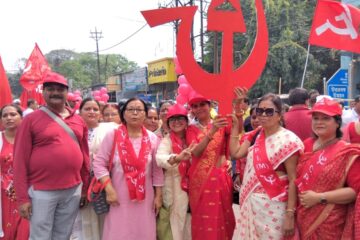 सिलगढी: शक्ति प्रदर्शनका साथ वामपन्थी उम्मेदवारहरूले उम्मेदवारी दर्ता गरे, ‘जय’ चक्रवर्ती र झरेन राय चुनावी मैदानमा उत्रिए