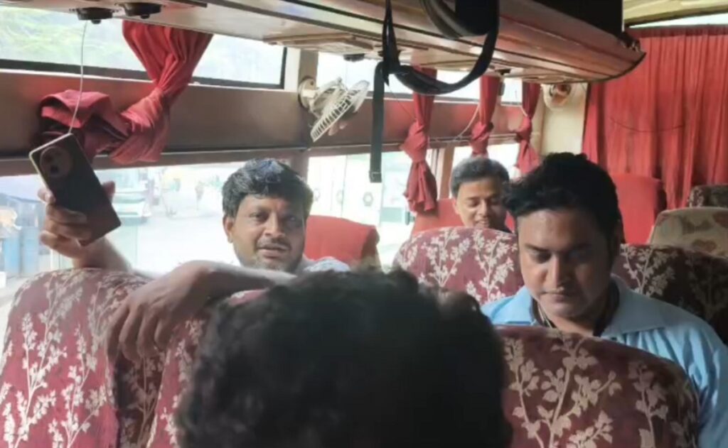 बसको अभावले आक्रोशित मतदानकर्मीको ठूलो हल्ला;  सिटी सेन्टर बस स्ट्यान्ड दुर्गापुरमा विरोध