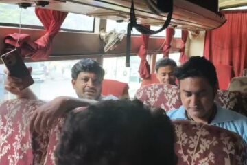 बसको अभावले आक्रोशित मतदानकर्मीको ठूलो हल्ला;  सिटी सेन्टर बस स्ट्यान्ड दुर्गापुरमा विरोध