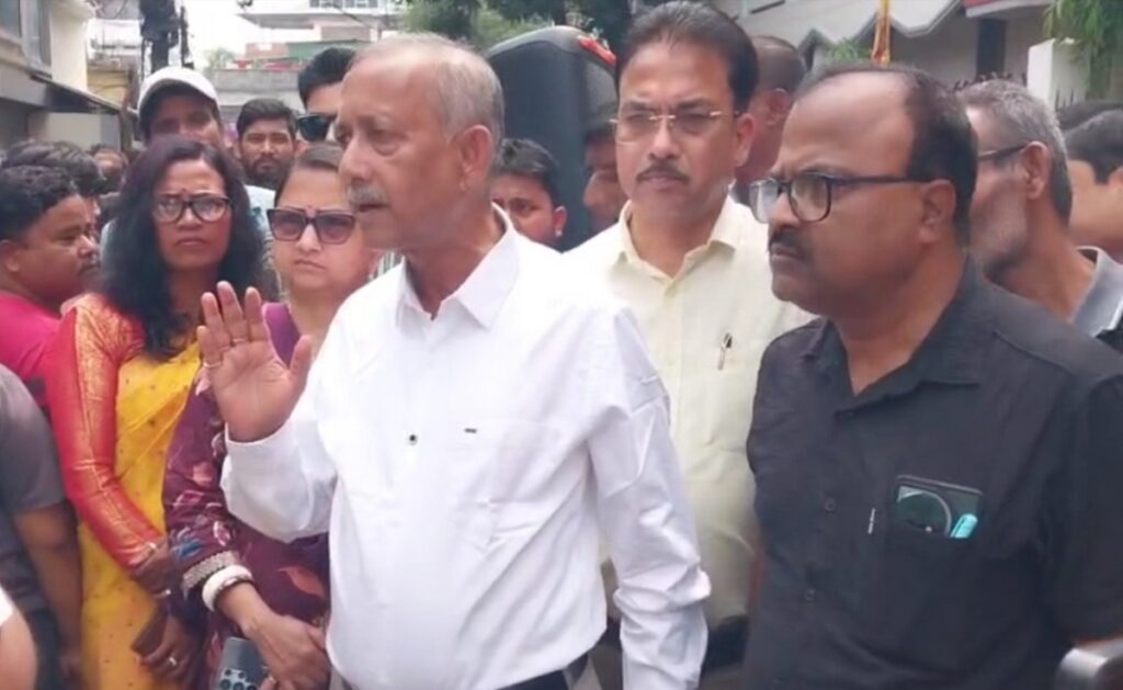 सिलगढी: एलपीजीको अभावबाट पीडित जनता, अवस्थाको मूल्याङ्कन गर्न गौतम देव सडकमा निस्किए