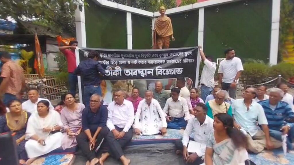 सिलगढी: तृणमूल कांग्रेसका उम्मेदवार गौतम देवले पोस्टर च्यातेको विरोधमा विरोध प्रदर्शन गरे, भाजपामाथि आरोप लगाए