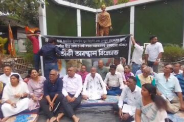 सिलगढी: तृणमूल कांग्रेसका उम्मेदवार गौतम देवले पोस्टर च्यातेको विरोधमा विरोध प्रदर्शन गरे, भाजपामाथि आरोप लगाए