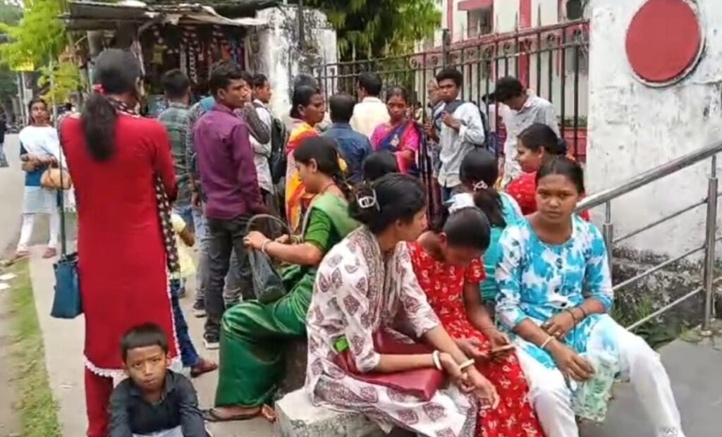 चुनावी माहोलको बीचमा, आधारको लागि कोलाहल छ: जलपाईगुडीमा बिहानैदेखि लामो लाइनहरू देखिन्छन्